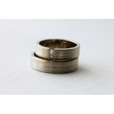 Обручальные кольца из белого золота с бриллиантом