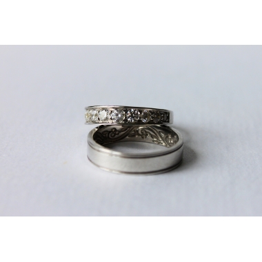 Обручальные кольца с бриллиантовой дорожкой 