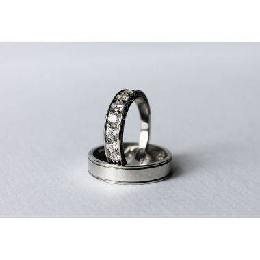 Обручальные кольца с бриллиантовой дорожкой 