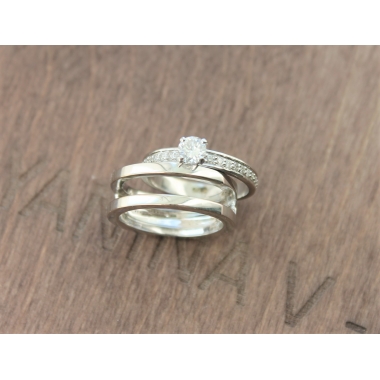 Помолвочное кольцо с бриллиантом 0,3 карат
